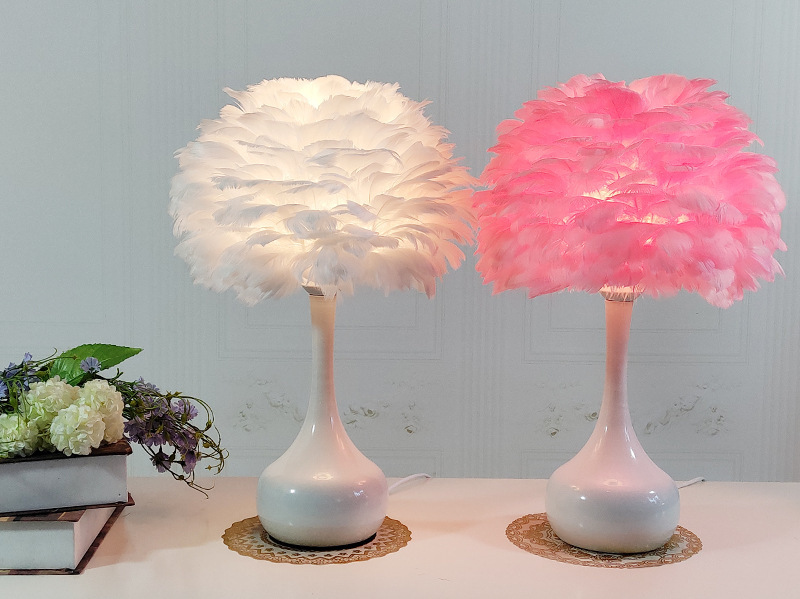 Luxury Feather Table Lamp: Elegant Bedroom Lighting